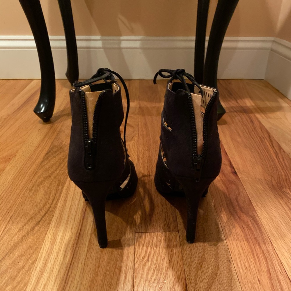 Amazon Heels - Picture 2 of 3